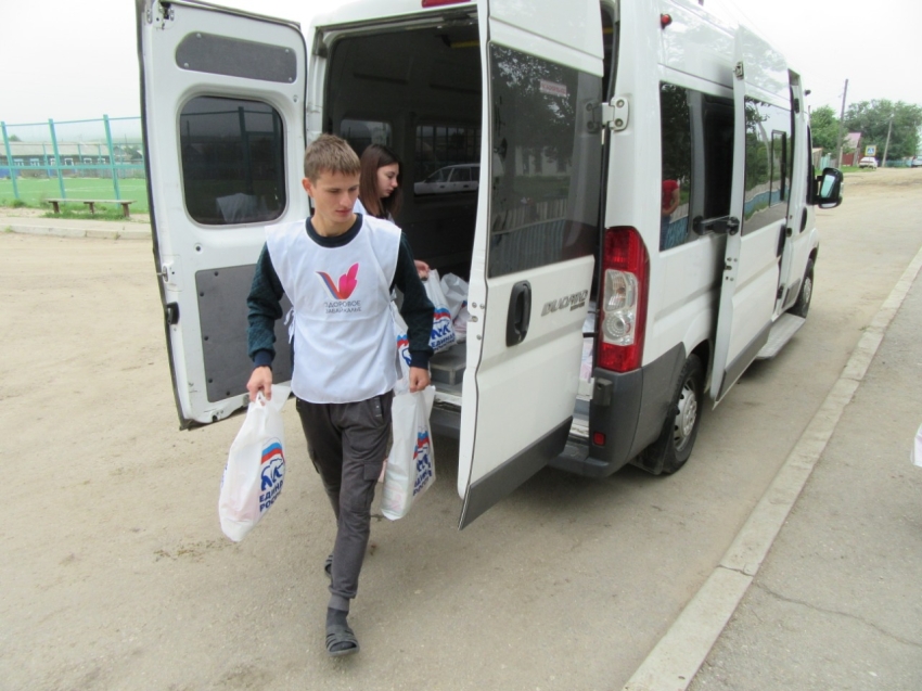 «Мы вместе»: Волонтеры доставили продукты для 55 семей подтопленных домов в Нерчинском районе